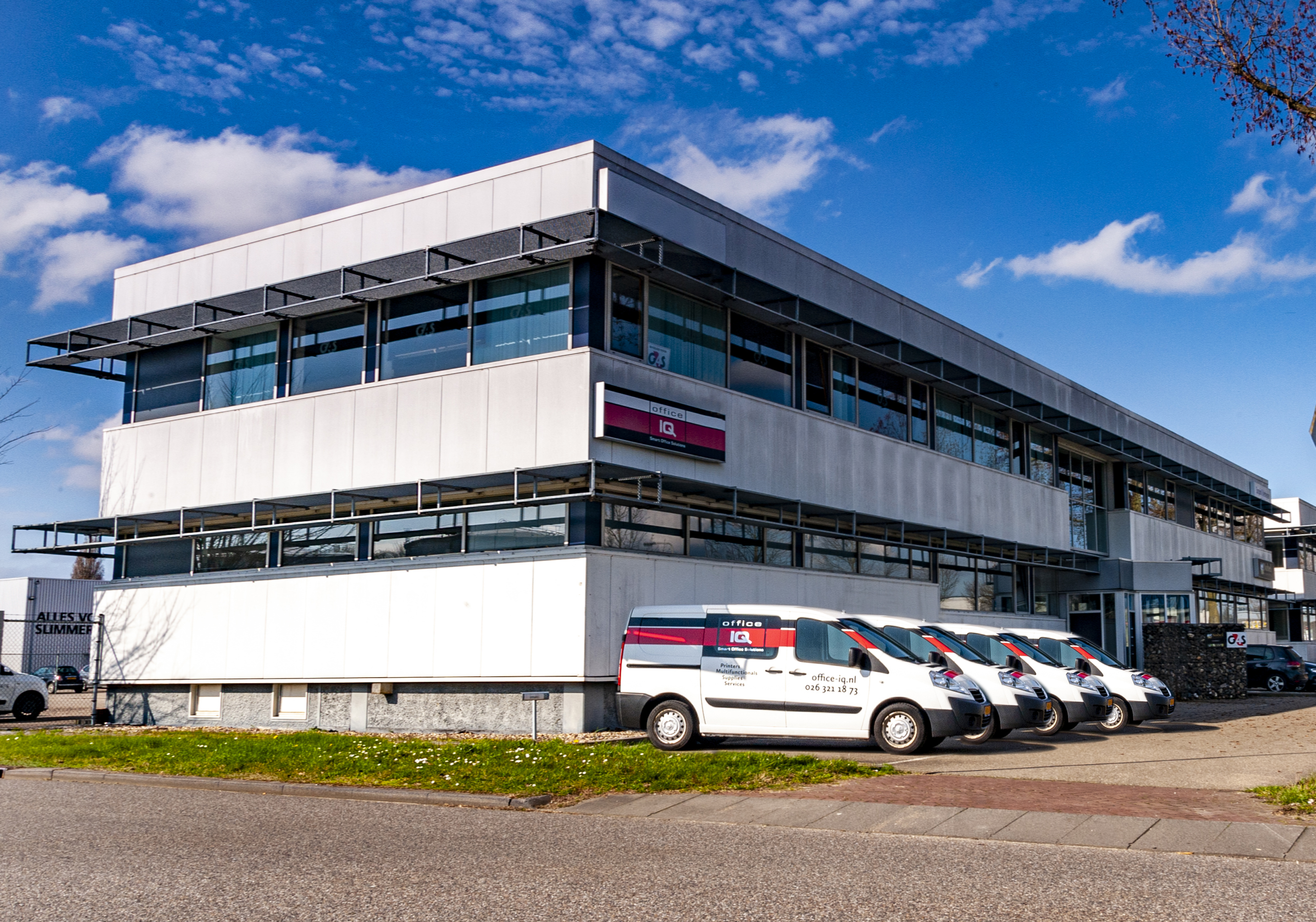 Bedrijfspand en autos Office IQ